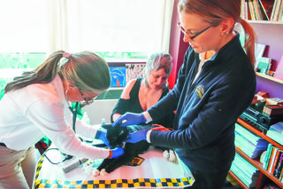 Od 32 lat jeździ po Manhattanie i leczy czworonogi