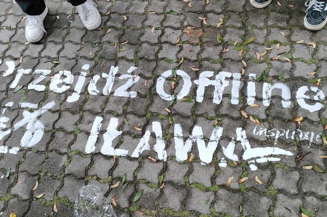 Przy przejściach dla pieszych w Iławie pojawiają się napisy. Akcja Przejdź Offline!