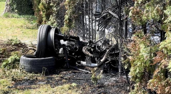 Auto uderzyło w drzewo i stanęło w płomieniach. Spłonęły trzy osoby!