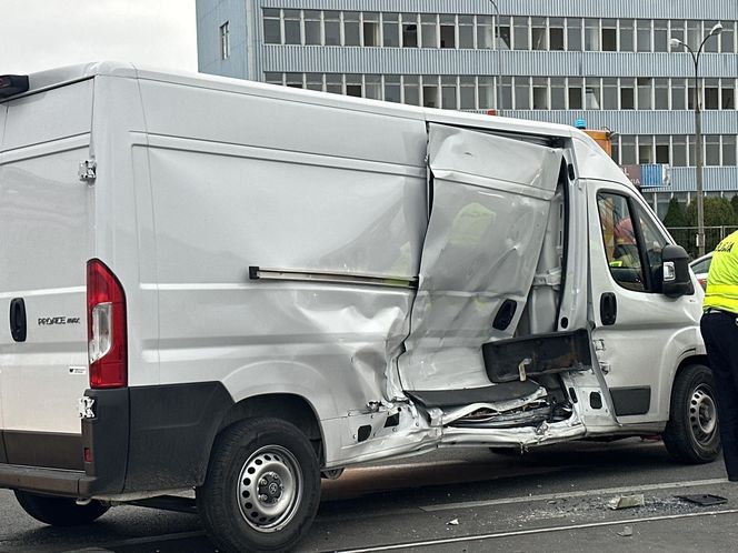 Tramwaj uderzył w busa na Annopolu. Poważny wypadek, motorniczy ranny