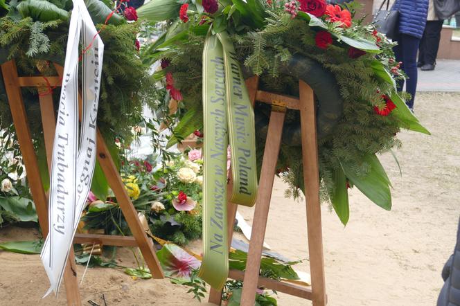 Fani pielgrzymują do grobu Krzysztofa Krawczyka