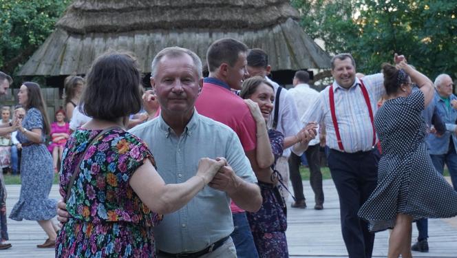 Sielanka na parkiecie w Muzeum Wsi Lubelskiej pod gołym niebem! Za nami kolejna potańcówka w rytmie miejskiego folkloru z Warszawy i Lwowa