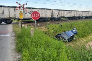 Wjechał wprost pod nadjeżdżający pociąg towarowy! Z auta została kupa złomu
