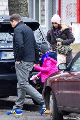 TOMASZ KAROLAK Z RODZINĄ