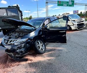 Wypadek na S8 w Warszawie. Rozbita wojskowa ciężarówka i dwa auta, są ranni