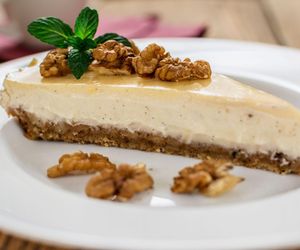 Sernik orzechowy na zimno. Najlepszy przepis na domowe ciasto bez pieczenia