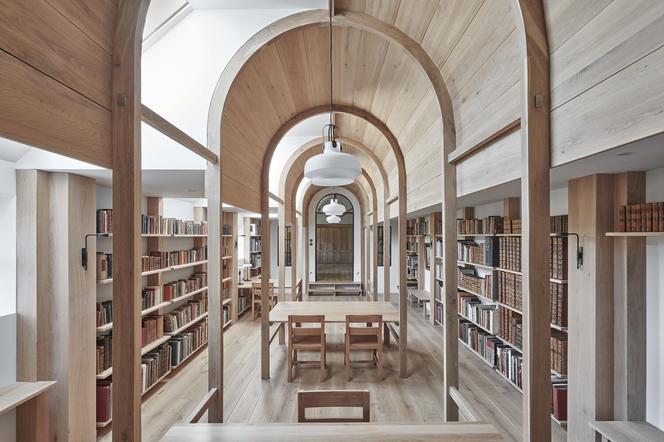 Biblioteka w Dorset w stodole stworzona przez Crawshaw Architects