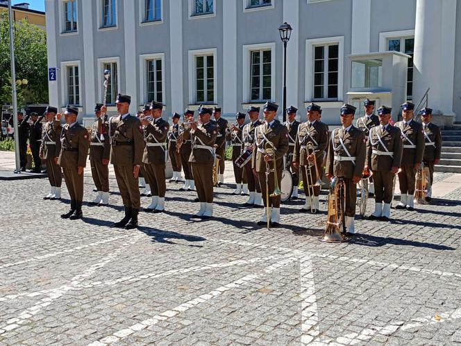 Na Skwerze Niepodległości w Siedlcach można było wysłuchać okolicznościowych przemówień i Apelu Pamięci Oręża Polskiego