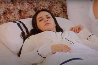 Yildiz wparuje do sypialni Bahar i Kuzeya, by pokazać prawnikowi filmik Alpera.