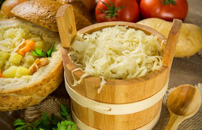 Zacierkowa z kapustą kiszoną i skwarkami: najprostsza, tradycyjna zupa!