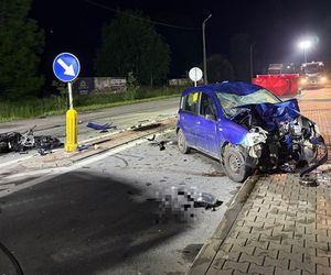 Motocyklista huknął w osobówkę pod Rzeszowem! 56-latek zginął na miejscu