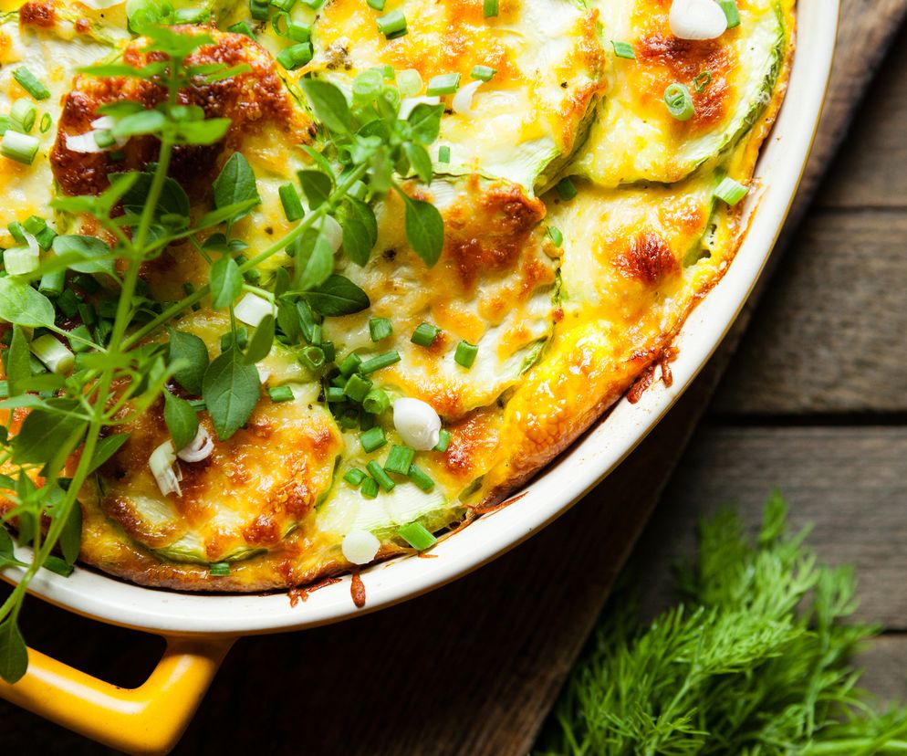 Zapiekanka z cukinii, ziemniaków i pomidorów: przepis na pyszny obiad wege