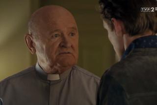 M jak miłość odc. 1388. Ksiądz (Maciej Damięcki), Robert Wroński (Filip Gurłacz)