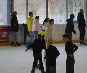 Ferie zimowe na Torbydzie w Bydgoszczy. Lodowisko pęka w szwach