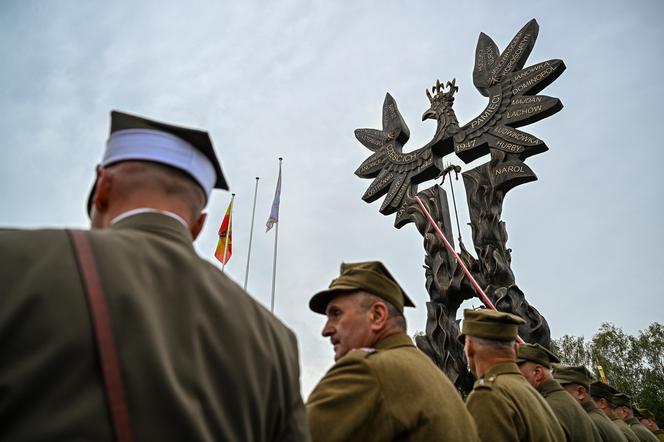 Tłumy z całej Polski na Podkarpaciu. W niedzielę odsłonięto kontrowersyjny pomnik