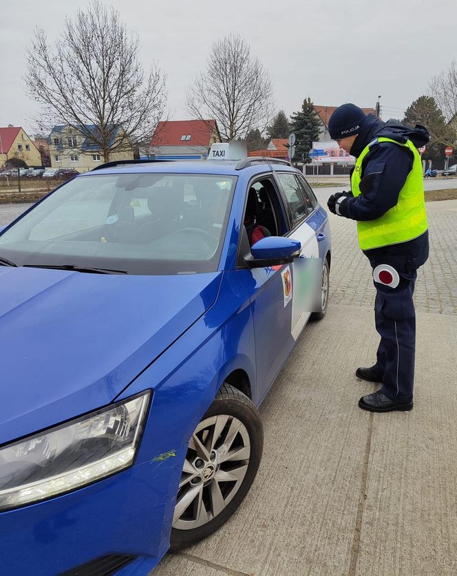 Policjanci z Leszna skontrolowali przewoźników osób na "apkę". Do niektórych strach wsiadać