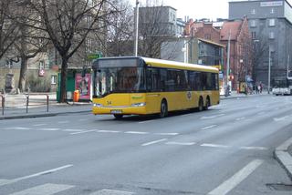 Mężczyzna nie miał biletu, więc... wyskoczył z jadącego autobusu