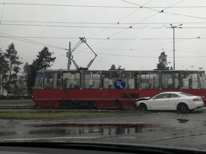 Kolizja samochodu osobowego z tramwajem na ul. Uniwersyteckiej w Toruniu