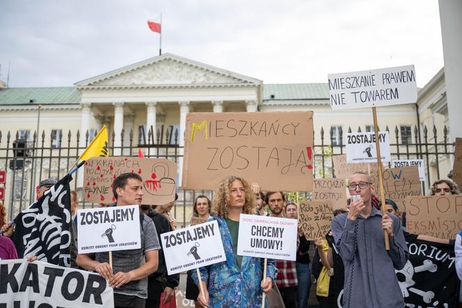 Lokatorzy z Osiedla Przyjaźń protestowali przed ratuszem: "Chcemy umów z miastem, nie wysiedleń!"