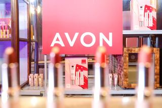 Avon Kontra Przemoc startuje z lekcjami cyberprzemocy w szkołach w ramach akcji Mów Do Mnie -#TokTuMi 