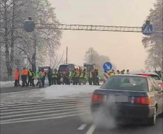 Rośnie frustracja kierowców tirów czekających na wyjazd z Polski do Ukrainy