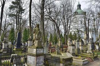 Stare Powązki zdewastowane. Zarządca prosi, by nie wchodzić na teren cmentarza