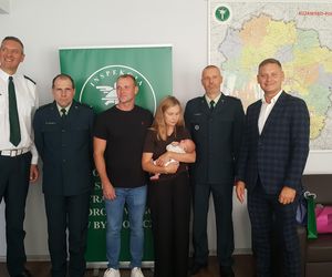 Funkcjonariusze ITD pomogli Wandzie bezpiecznie przyjść na świat. Mają nadzieję, że kiedyś przyjdzie na służbę