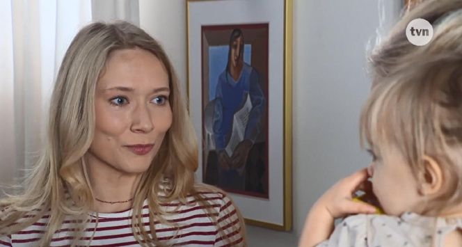 Na Wspólnej odc. 3961. Łucja Agier (Magdalena Kaczmarek), matka Anny Kolendy - Teresa Boska (Sylwia Wysocka), Ania (Kornelia Krynicka)