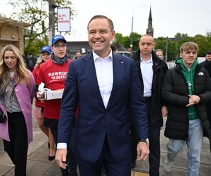Karol Nawrocki zaskoczył mieszkańców Gdańska. W pobliżu dworca rozdawał nie tylko uśmiechy!
