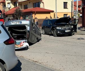 Emeryt wjechał w kobietę, która wsadzała dzieci do samochodu. Koszmarny wypadek pod Warszawą 