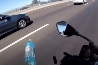 Kierowca-agresor rzuca butelką w motocyklistę. Chwilę później gęsto się tłumaczy - WIDEO