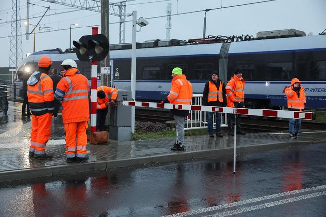 Na przejeździe kolejowym w msc. Nowa Sucha (pow. sochaczewski) doszło do zderzenia pociągu pośpiesznego z ciężarówką