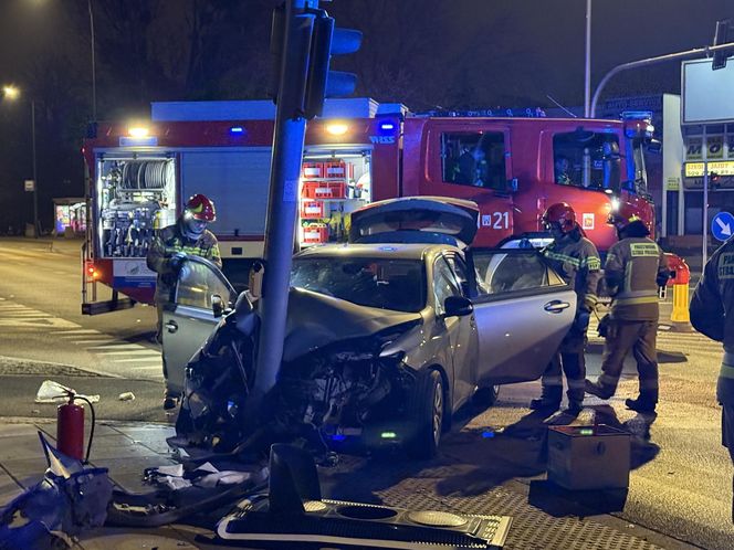 Jechał z żoną i dzieckiem, wylądował na słupie. Próbował zrzucić winę na ukochaną. Alkomat oszalał