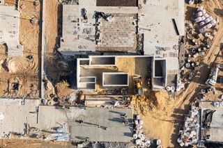 Postęp prac na placu Centralnym w Warszawie (luty 2025)