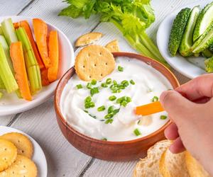 Kupujesz sos czosnkowy, skoro domowy jest boski? Na grillu sprawdza się świetnie