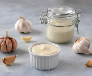 Do mięs, warzyw czy kanapek. Libański sos czosnkowy to opcja idealna