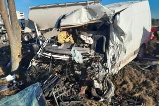 Śmiertelny wypadek pod Opocznem. 39-latek z busa nie przeżył zderzenia z tirem [ZDJĘCIA]