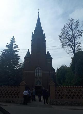 Pogrzeb tragicznie zmarłego księdza Jaromira Buczaka. Tłumy ludzi chcą go pożegnać [RELACJA Z UROCZYSTOŚCI]