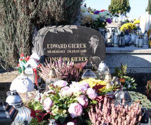 Grób Edwarda Gierka w Sosnowcu tonie w kwiatach na Wszystkich Świętych