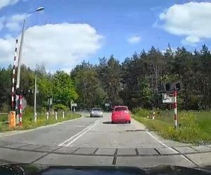 Policjanci ujawnili dramatyczne nagranie. Zderzenie trzech aut na przejeździe kolejowym