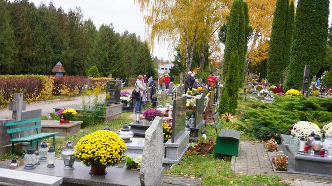 Tłumy na cmentarzu przy ul. Poprzecznej. Olsztynianie odwiedzają groby bliskich [ZDJĘCIA]