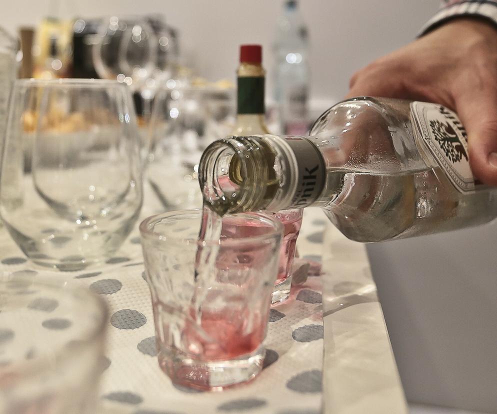 Spożycie alkoholu w Polsce spada! Pijemy mniej, ale za to mocniejsze trunki. Nowy raport „Alkohol w Polsce”