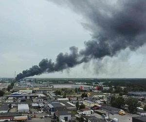 Pożar składowiska opon w Toruniu. Dym widoczny z daleka