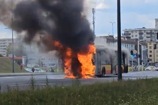 Miejski autobus nagle stanął w ogniu. Duża akcja straży pożarnej w Warszawie