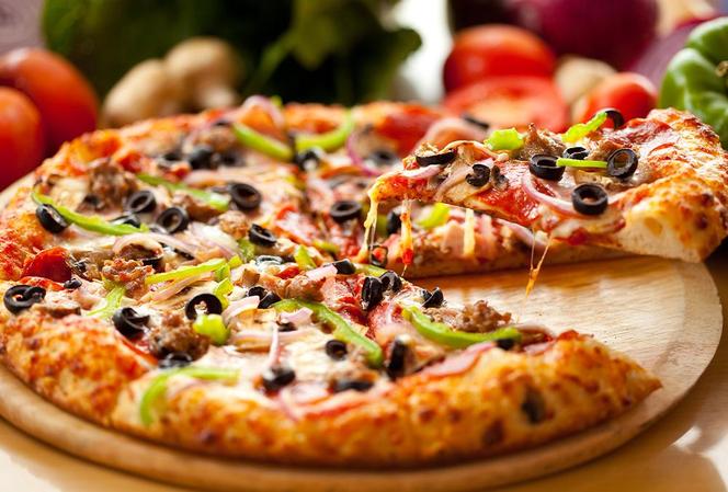 Mrożona pizza – jak ją piec, rozmrażać i podawać