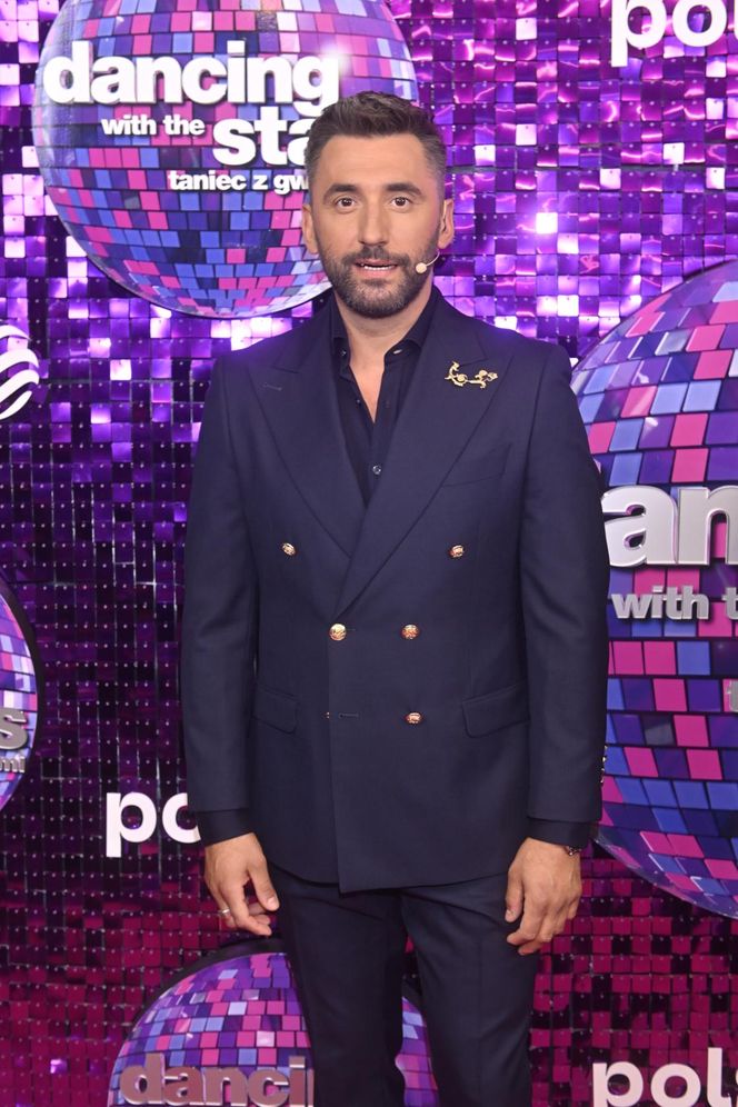 Tłum gwiazd na najnowszym odcinku "Tańca z Gwiazdami". Fijał w czerwieni, Mróz w czerni i Frycz w bieli