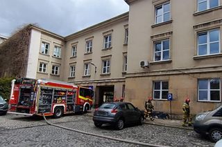 Dziwny incydent w szkole na Mokotowie. Rozgrzana do 400 st. C substancja i pilna ewakuacja szkoły