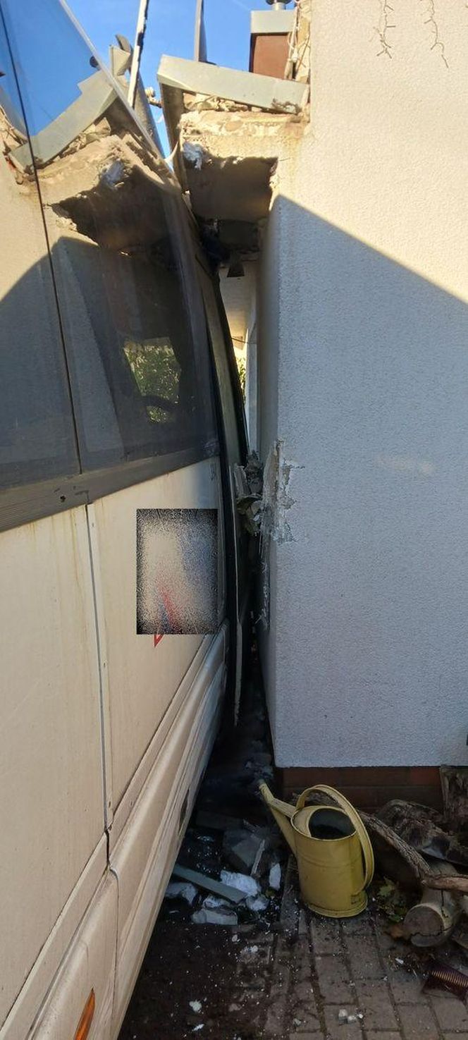 Wypadek autobusu szkolnego na Dolnym Śląsku. Kierowca wjechał w budynek 