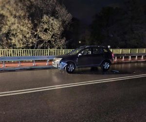Szalony rajd pijanego kierowcy w Brodach. Uszkodził trzy auta, skończył na drzewie
