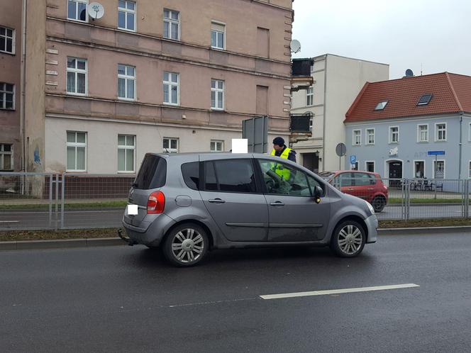 Wypadek na Jana Pawła II w Lesznie. Kierowca osobówki przejechał przez barierki